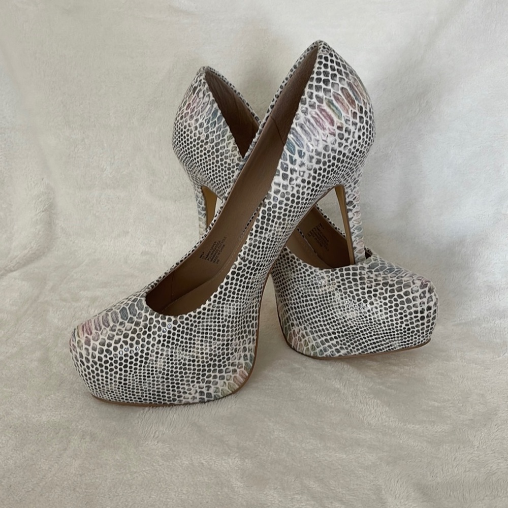 Steve Madden “Nala” platform pumps